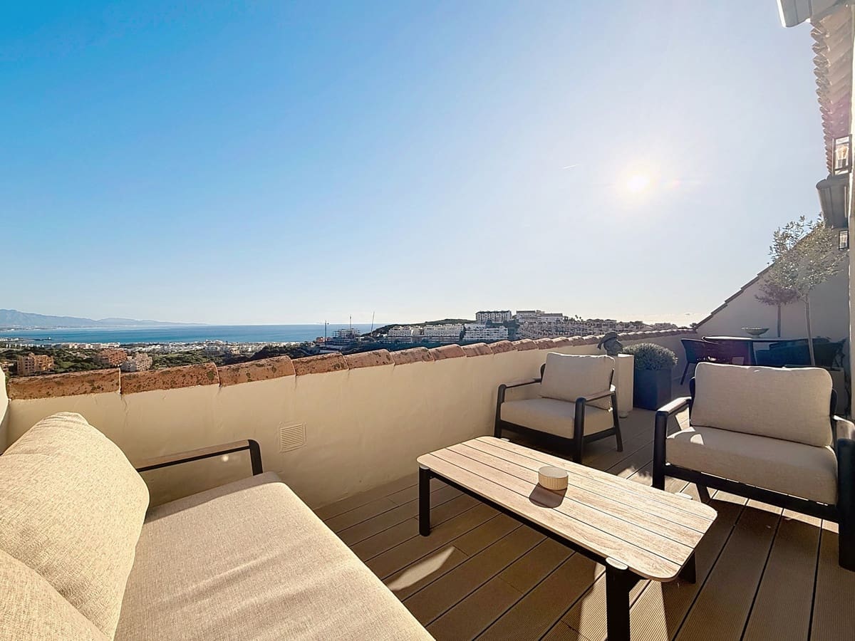 3 bedroom Penthouse for sale in La Duquesa / Puerto de la Duquesa with pool - € 450,000 (Ref: 9675927)