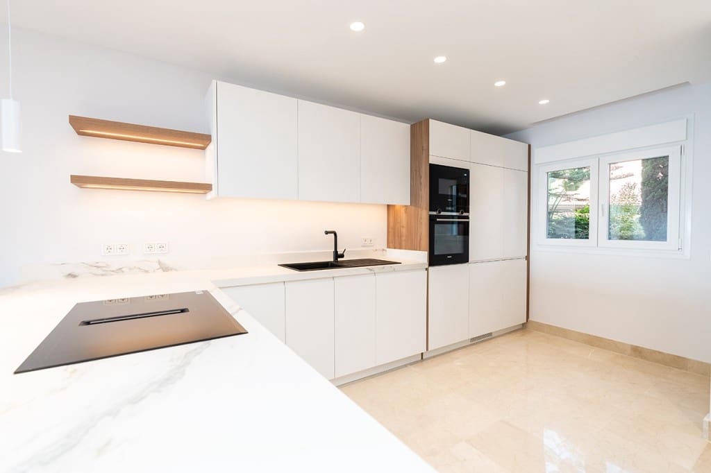 2 soverom Leilighet til salgs i La Mairena med svømmebasseng - € 799 000 (Ref: 9679075)