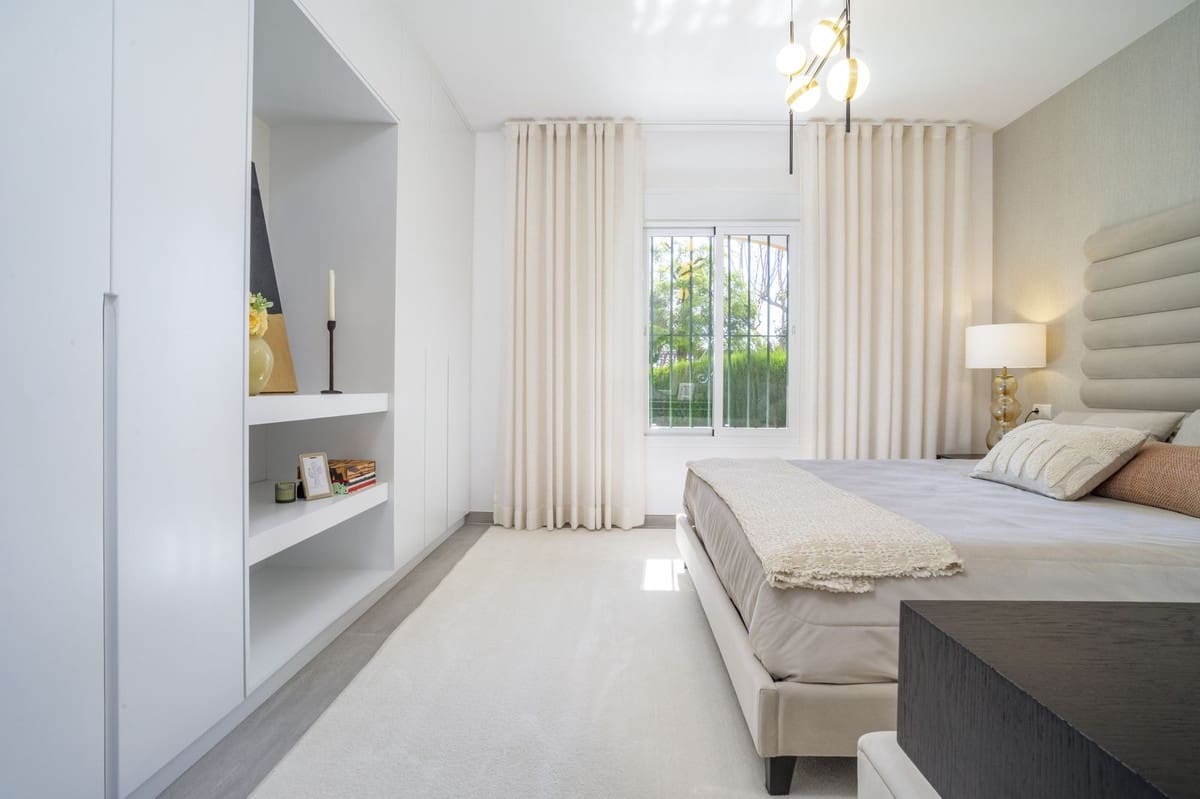 3 sypialnia Apartament na sprzedaż w Nueva Andalucia z basenem garażem - 995 000 € (Ref: 9679253)