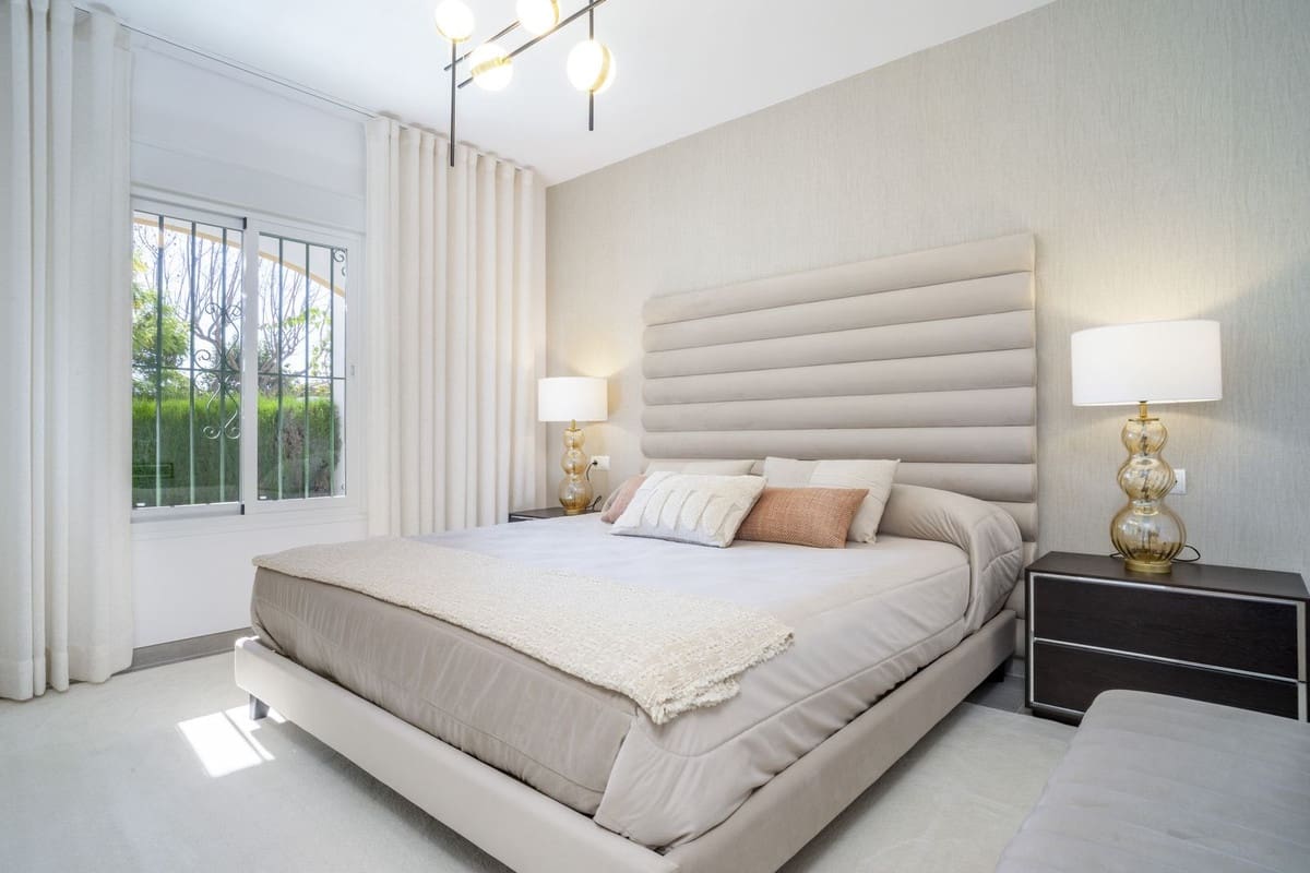 3 sypialnia Apartament na sprzedaż w Nueva Andalucia z basenem garażem - 995 000 € (Ref: 9679253)