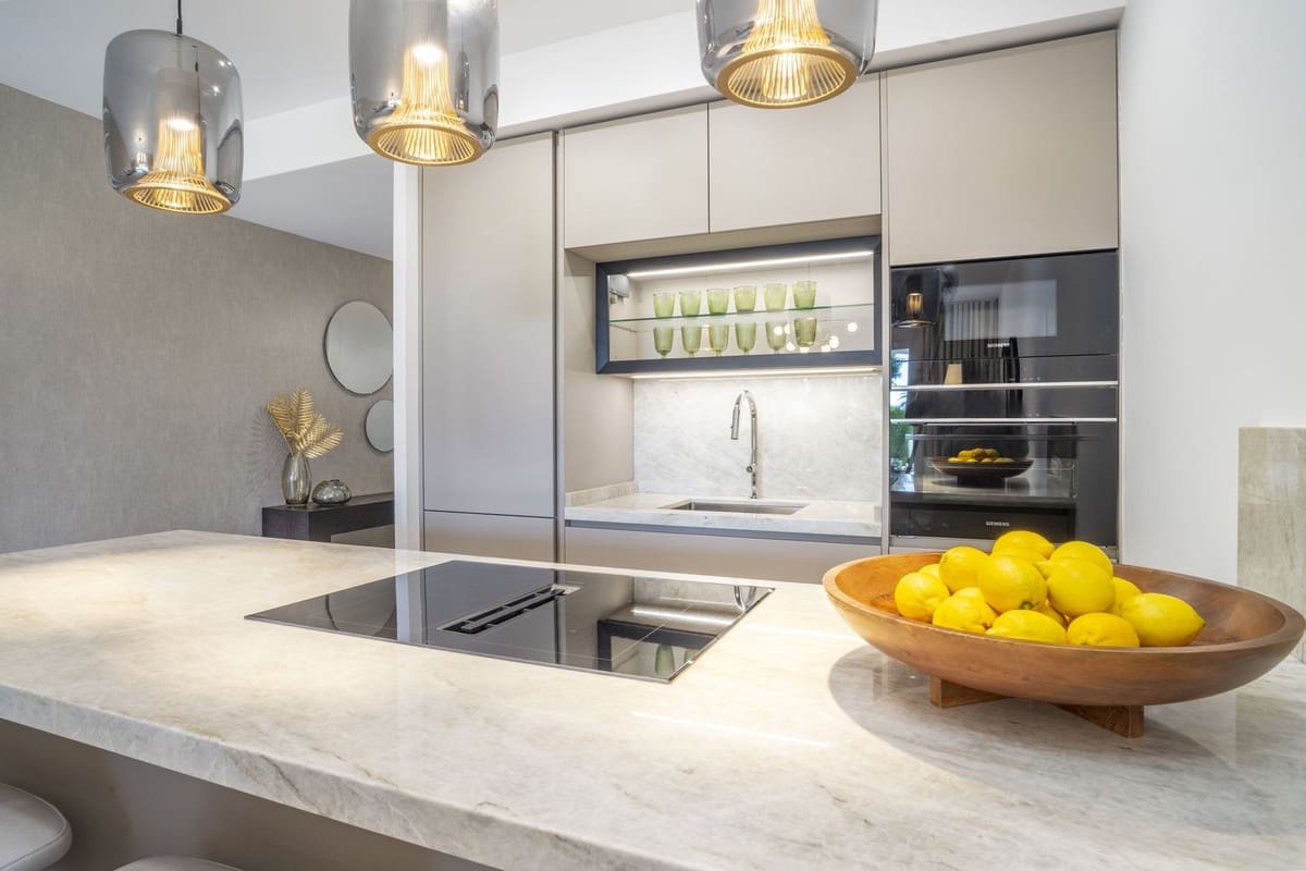 3 sypialnia Apartament na sprzedaż w Nueva Andalucia z basenem garażem - 995 000 € (Ref: 9679253)