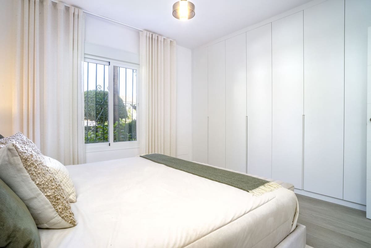 3 sypialnia Apartament na sprzedaż w Nueva Andalucia z basenem garażem - 995 000 € (Ref: 9679253)