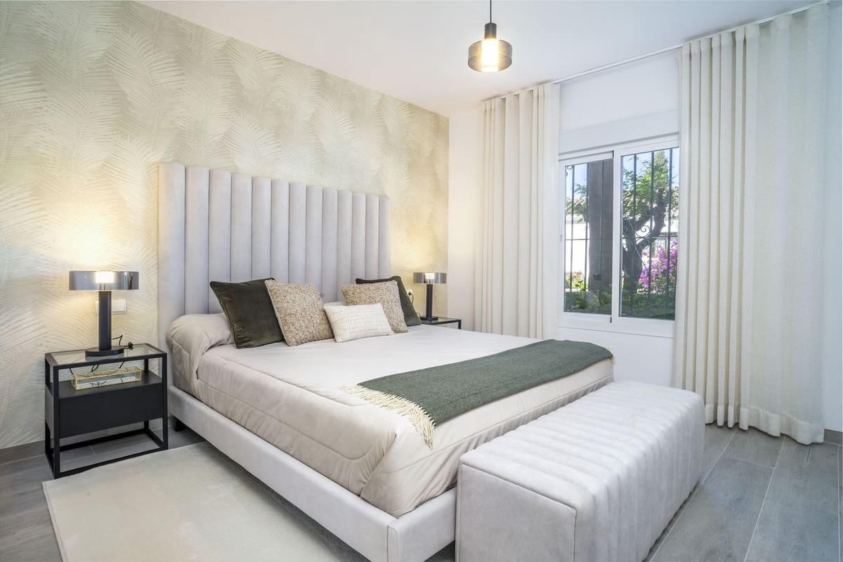 3 sypialnia Apartament na sprzedaż w Nueva Andalucia z basenem garażem - 995 000 € (Ref: 9679253)