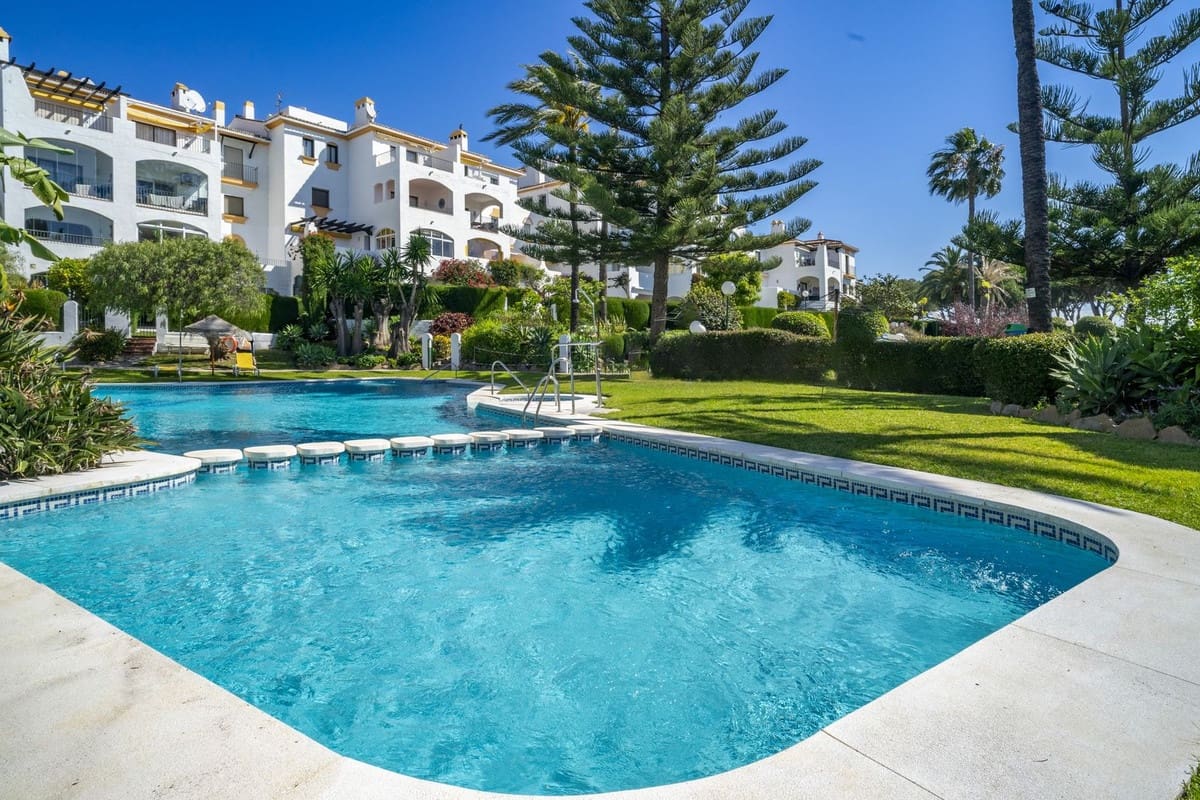 3 sypialnia Apartament na sprzedaż w Nueva Andalucia z basenem garażem - 995 000 € (Ref: 9679253)