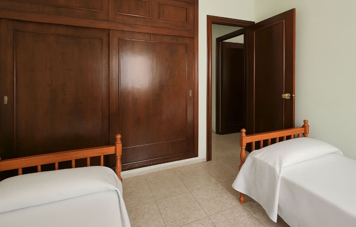 2 quarto Moradia para venda em La Duquesa / Puerto de la Duquesa com piscina garagem - 450 000 € (Ref: 9681378)