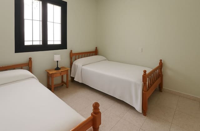 2 quarto Moradia para venda em La Duquesa / Puerto de la Duquesa, Manilva com piscina garagem - 450 000 € (Ref: 9681378)