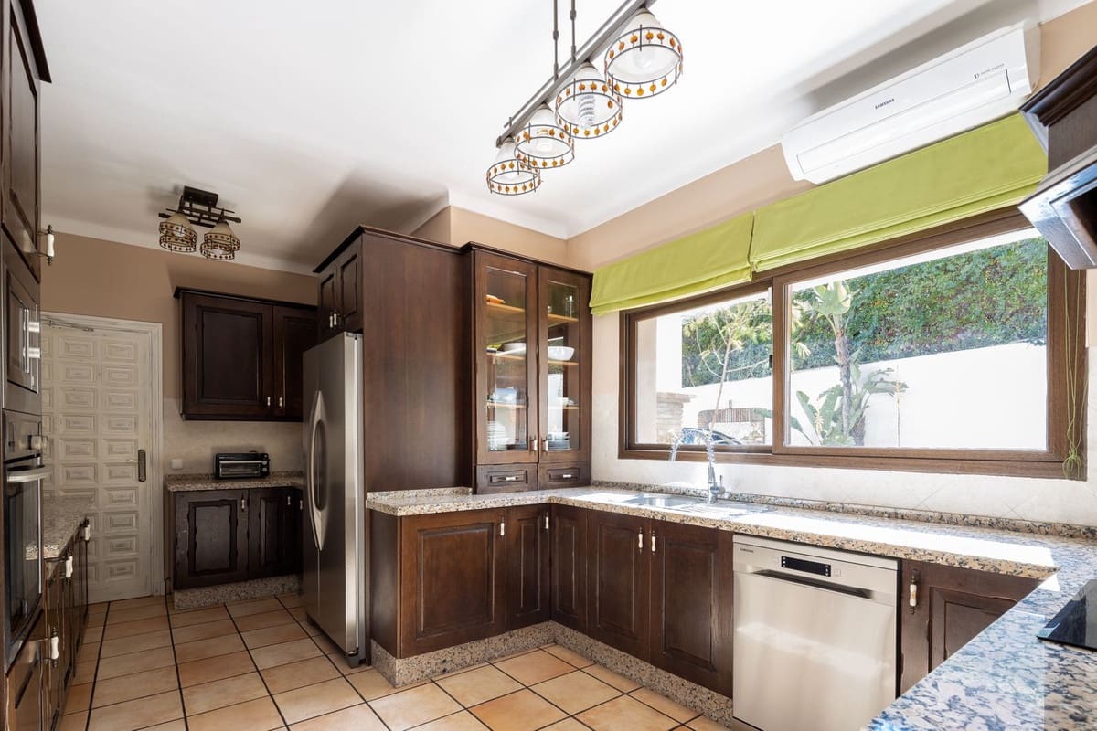 6 camera da letto Villa in vendita in El Paraiso con piscina garage - 1.950.000 € (Rif: 9687583)