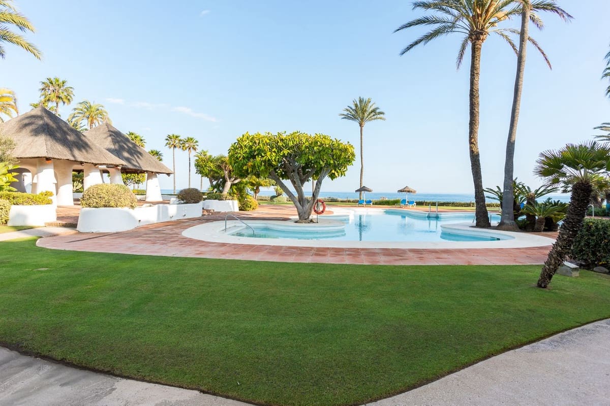 2 chambre Appartement à vendre à Nueva Andalucia avec piscine garage - 1 140 000 € (Ref: 9689921)