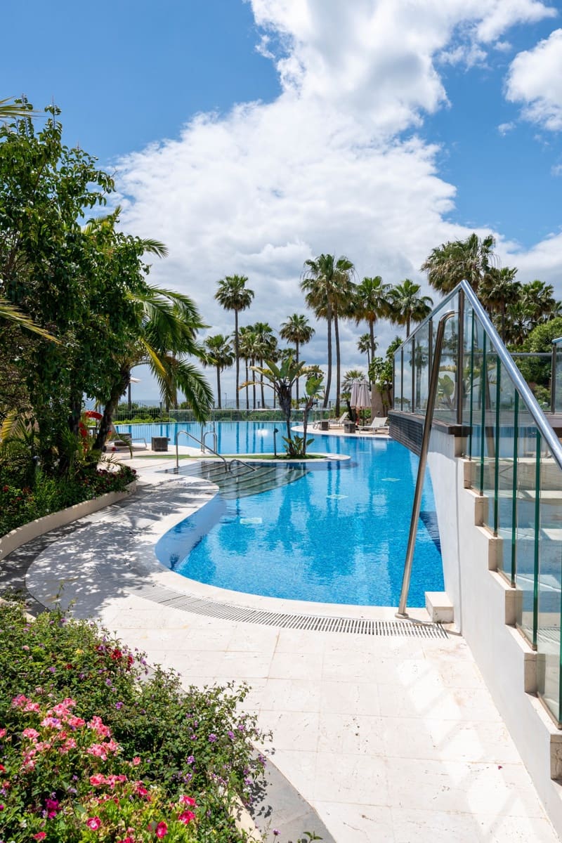 2 sypialnia Apartament na sprzedaż w Estepona z basenem garażem - 895 000 € (Ref: 9689922)