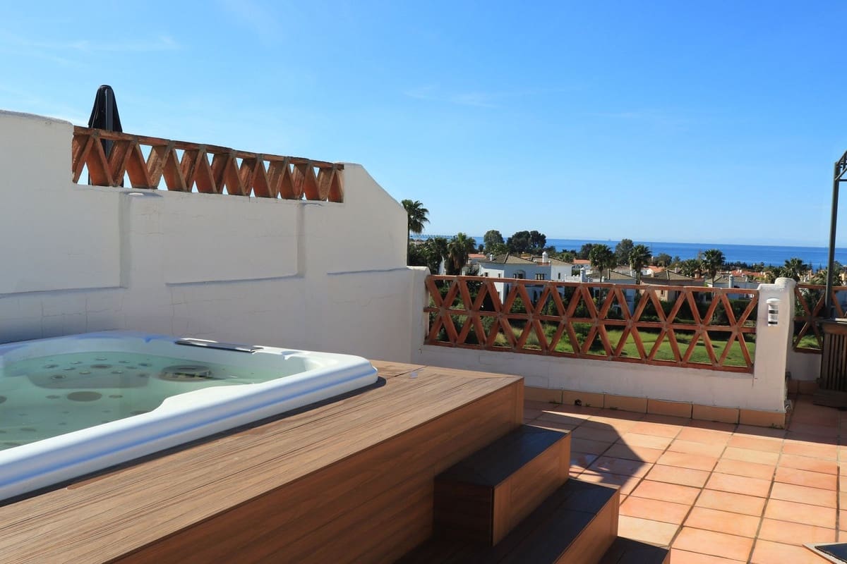 3 bedroom Townhouse for sale in Estepona with pool garage - € 715,000 (Ref: 9690370)