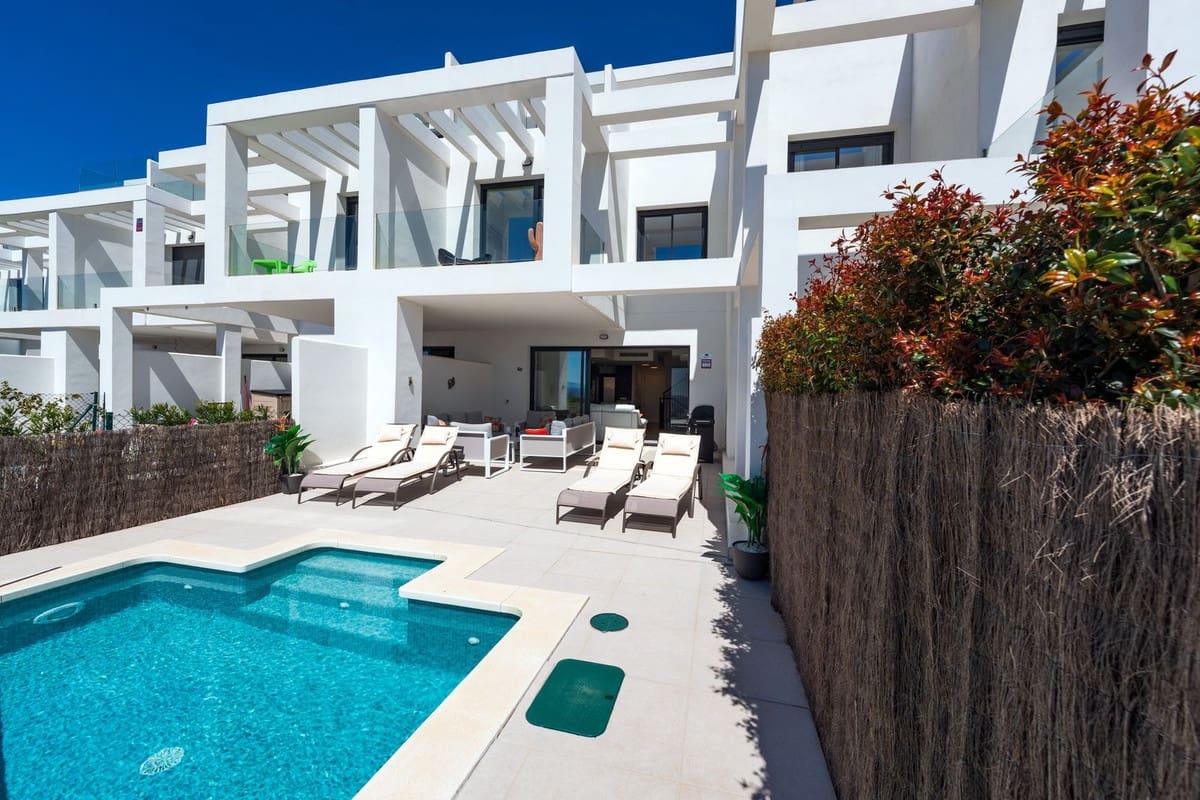 4 soveværelse Byhus til salg i Manilva med swimmingpool garage - € 799.000 (Ref: 9690372)