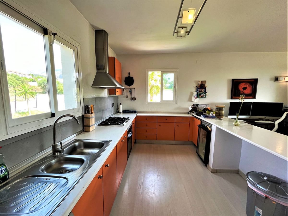 3 slaapkamer Villa te koop in Estepona met zwembad garage - € 795.000 (Ref: 9690373)