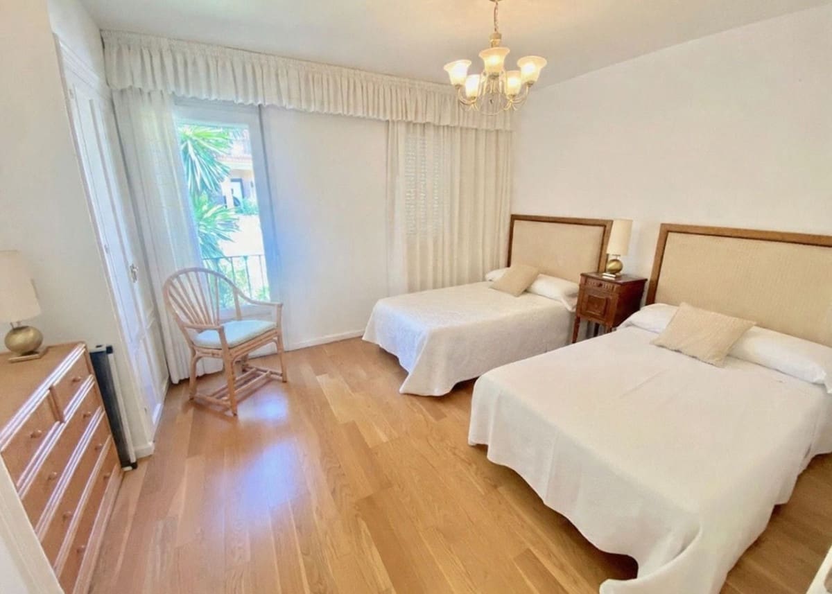 5 sypialnia Dom na sprzedaż w Estepona z basenem - 895 000 € (Ref: 9709230)