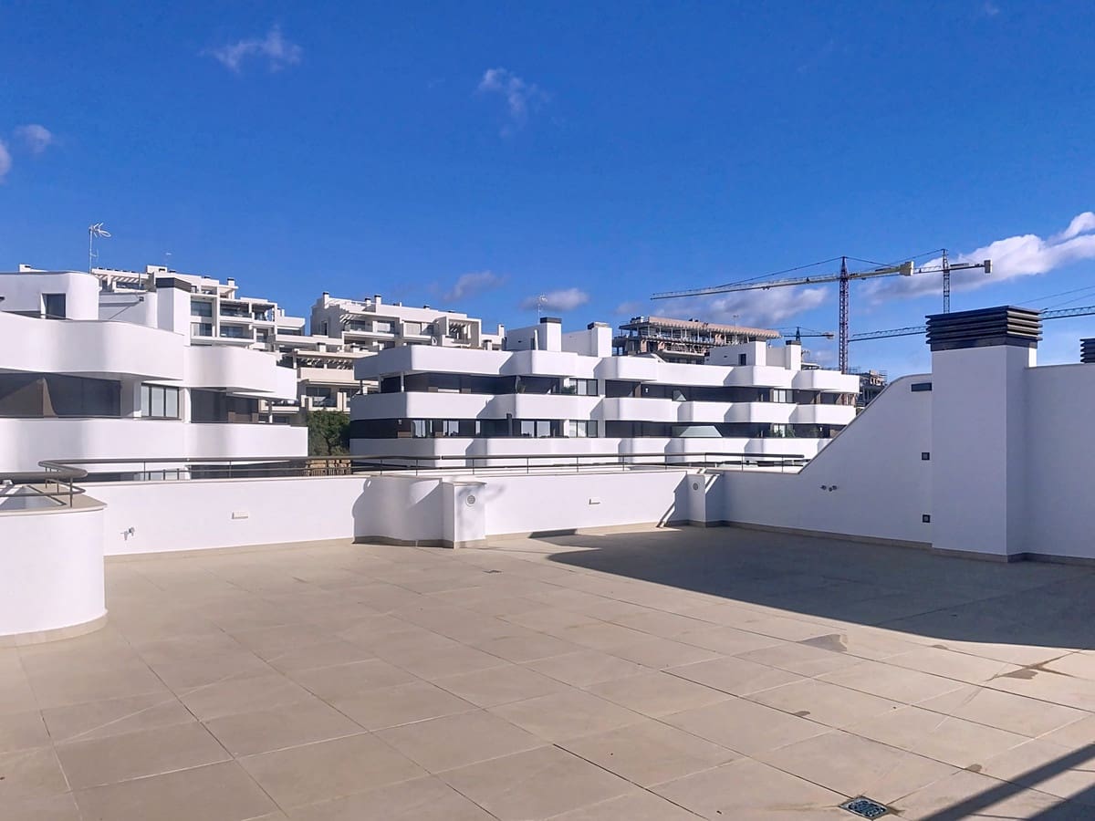 3 sovrum Takvåning till salu i Estepona med pool - 799 000 € (Ref: 9709234)