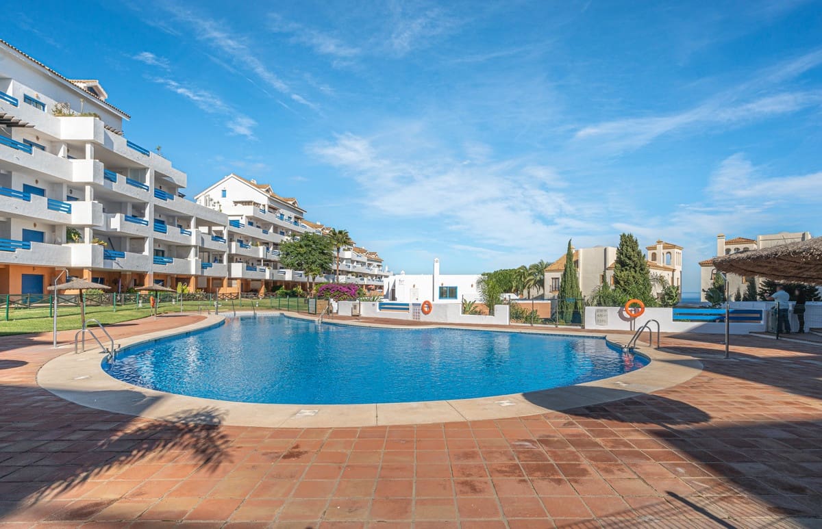 2 chambre Penthouse à vendre à La Duquesa / Puerto de la Duquesa avec piscine - 285 000 € (Ref: 9713197)