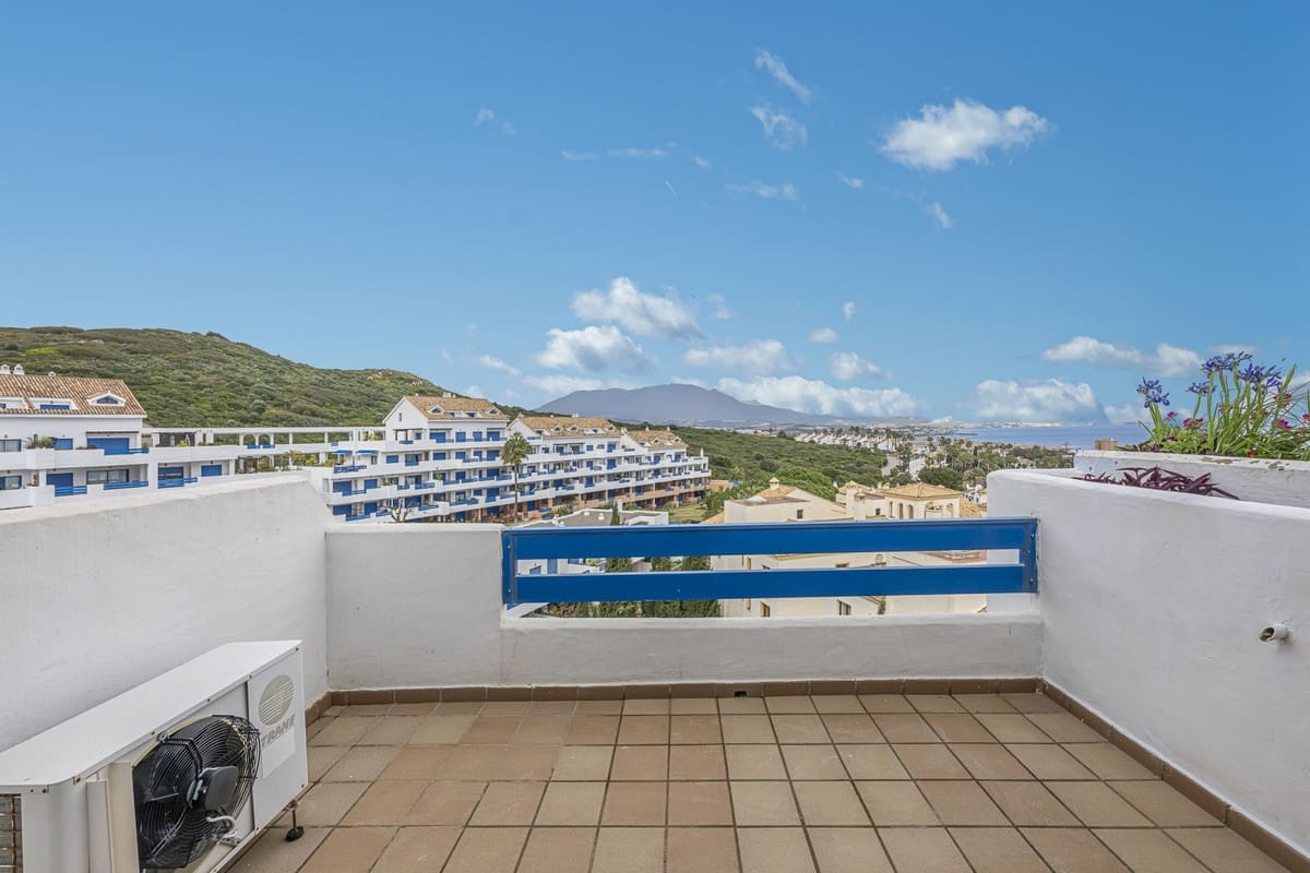 2 chambre Penthouse à vendre à La Duquesa / Puerto de la Duquesa avec piscine - 285 000 € (Ref: 9713197)