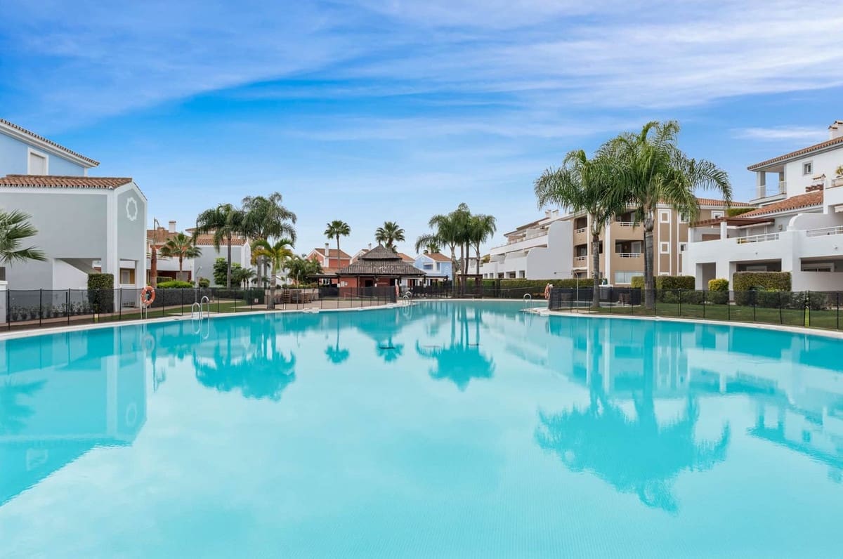 2 Zimmer Apartment zu verkaufen in El Paraiso mit Pool Garage - 394.950 € (Ref: 9713603)