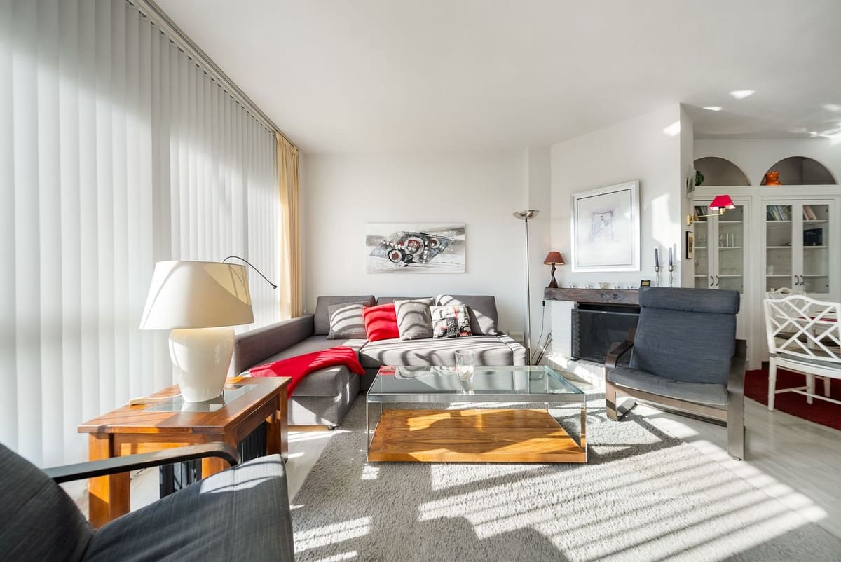 2 bedroom Apartment for sale in Calahonda with pool - € 380,000 (Ref: 9713604)