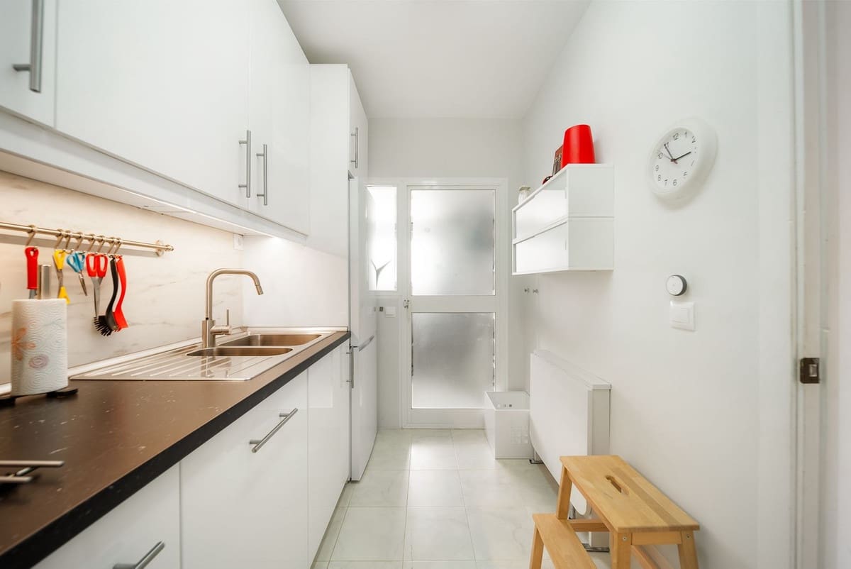 2 bedroom Apartment for sale in Calahonda with pool - € 380,000 (Ref: 9713604)