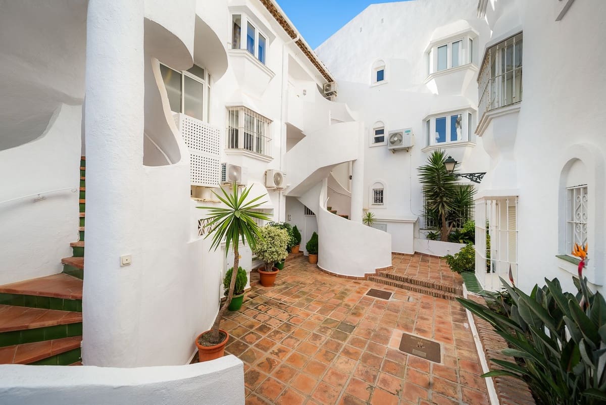 2 bedroom Apartment for sale in Calahonda with pool - € 380,000 (Ref: 9713604)