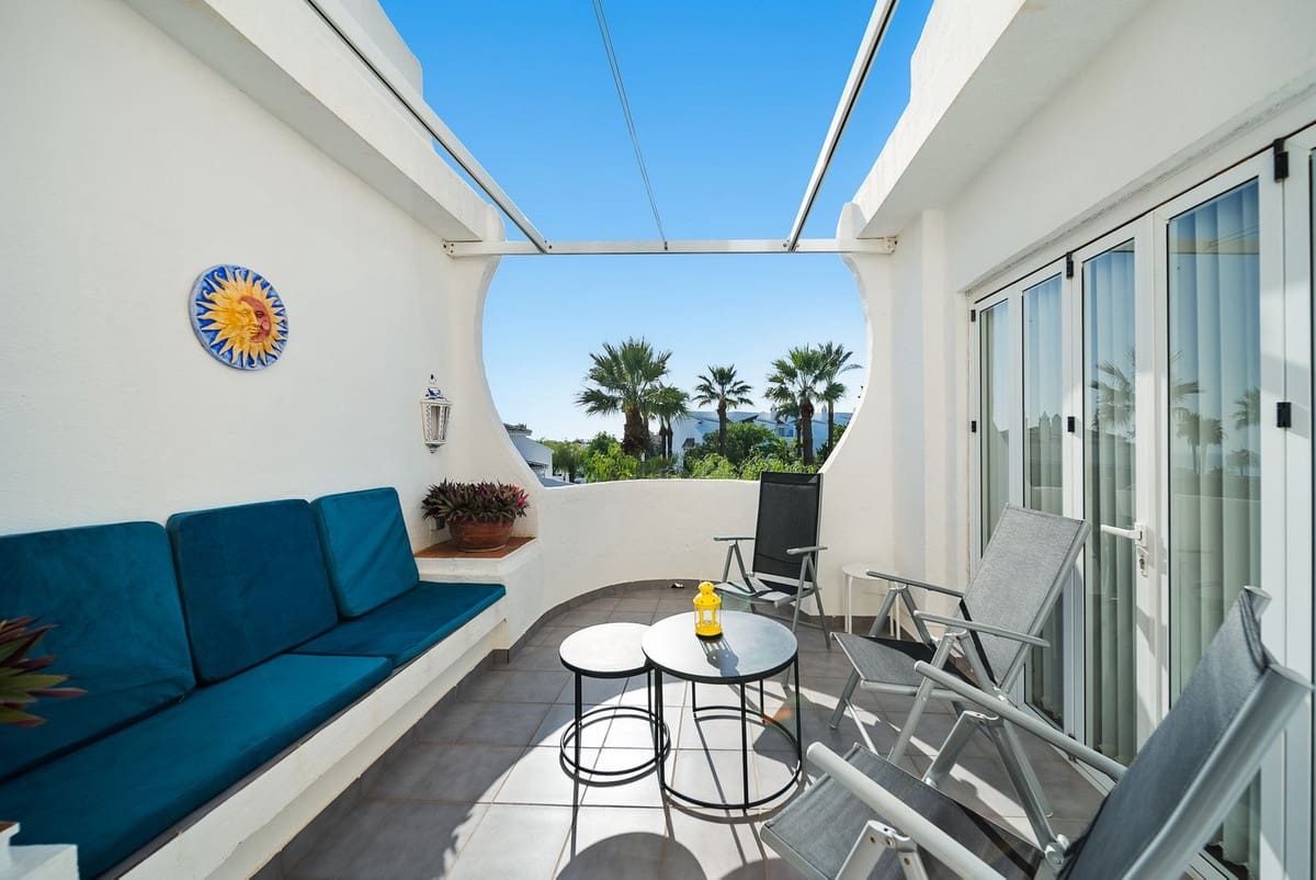 2 bedroom Apartment for sale in Calahonda with pool - € 380,000 (Ref: 9713604)