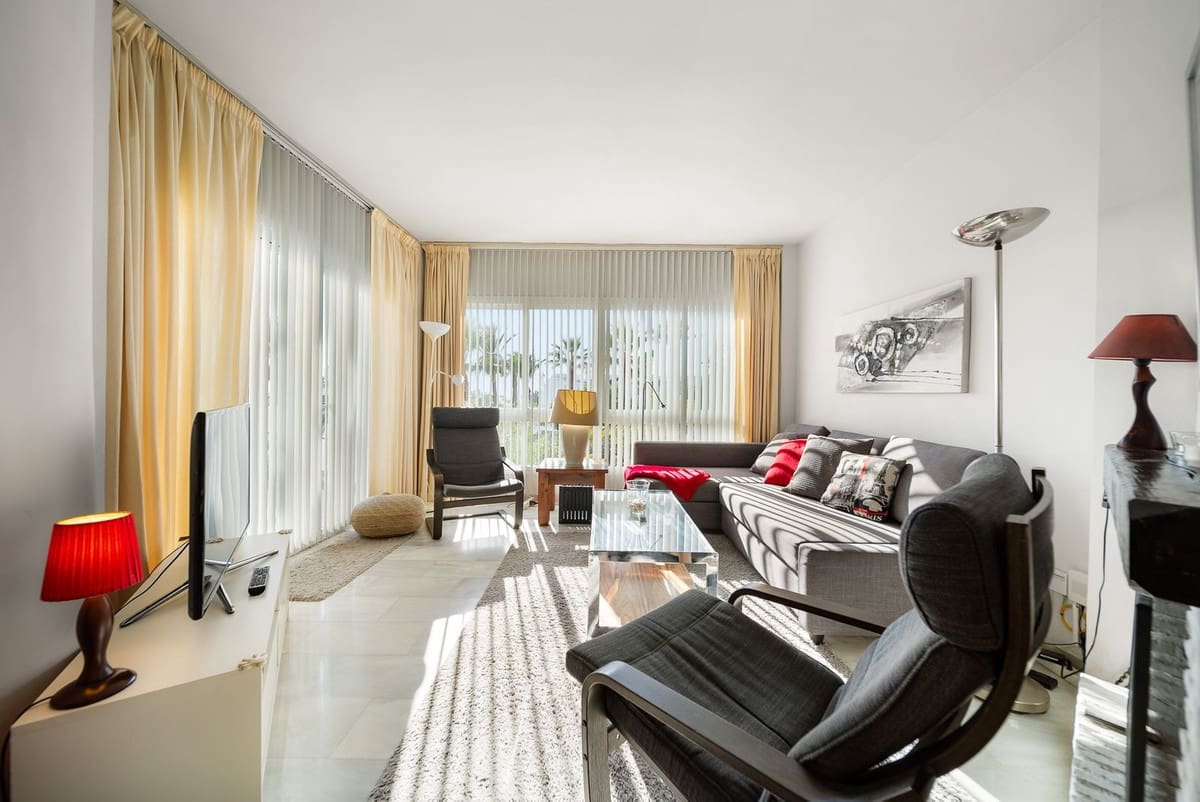 2 bedroom Apartment for sale in Calahonda with pool - € 380,000 (Ref: 9713604)