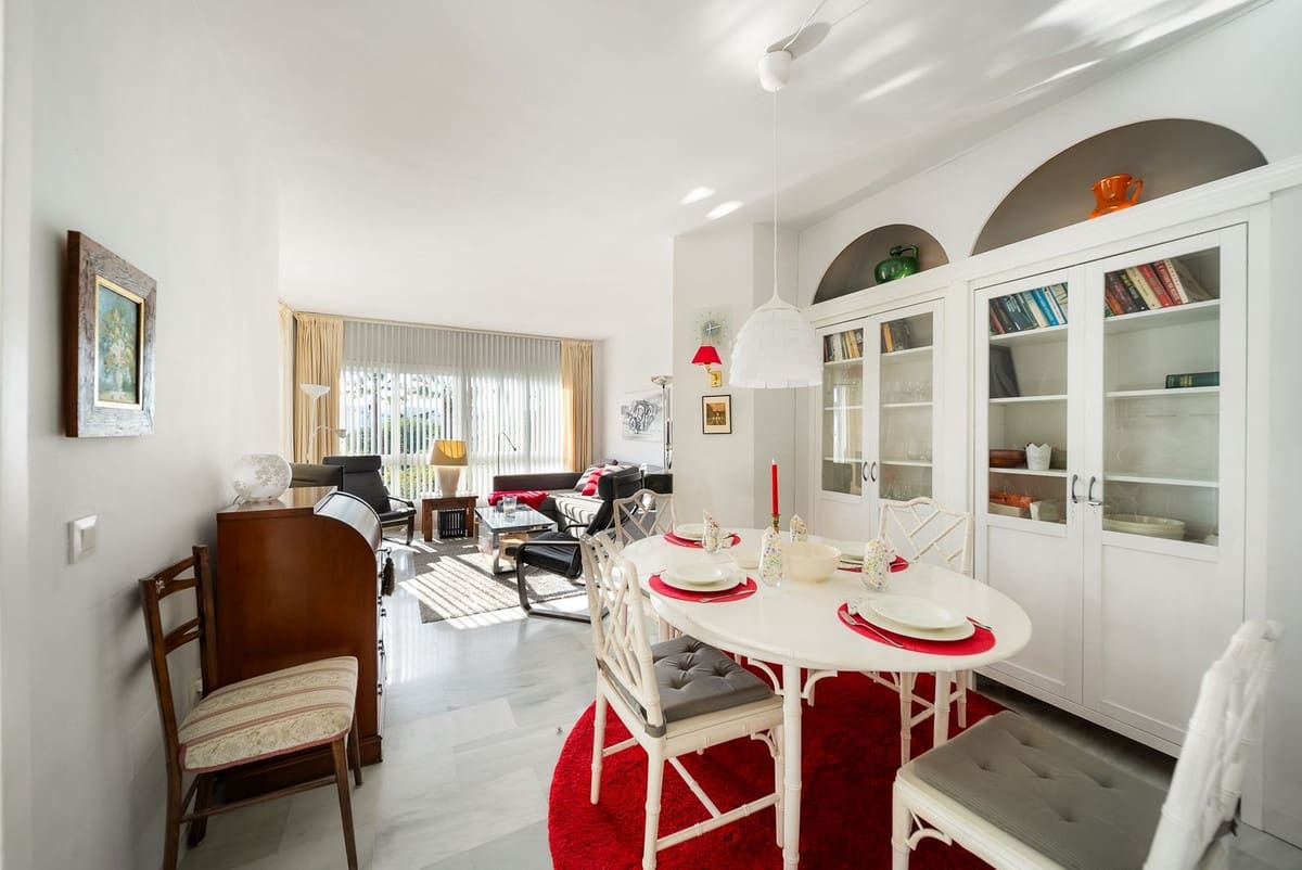 2 bedroom Apartment for sale in Calahonda with pool - € 380,000 (Ref: 9713604)