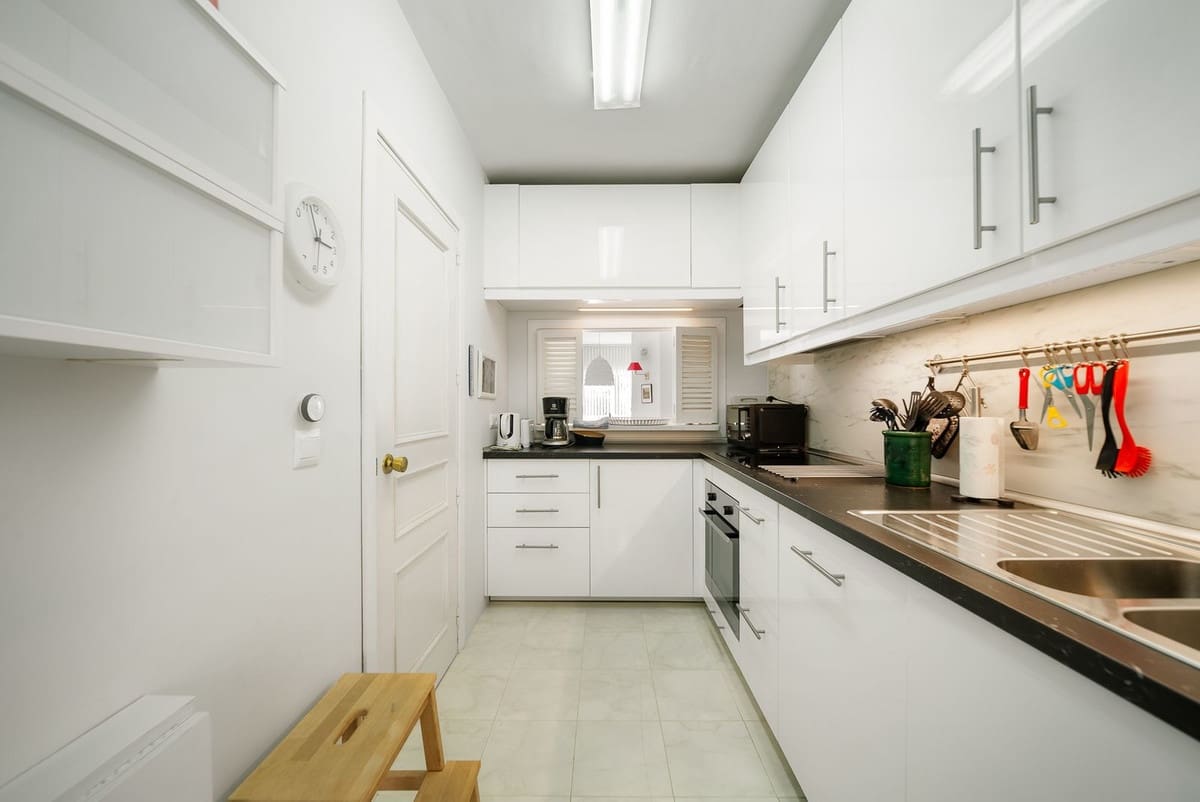 2 bedroom Apartment for sale in Calahonda with pool - € 380,000 (Ref: 9713604)