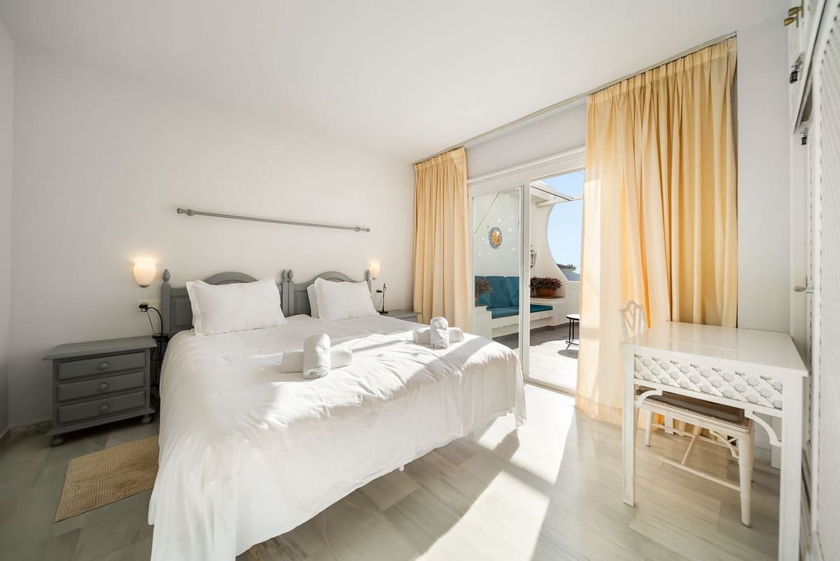 2 bedroom Apartment for sale in Calahonda with pool - € 380,000 (Ref: 9713604)