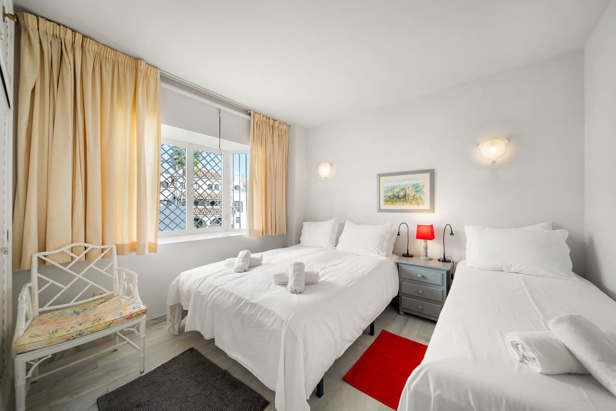 2 bedroom Apartment for sale in Calahonda with pool - € 380,000 (Ref: 9713604)