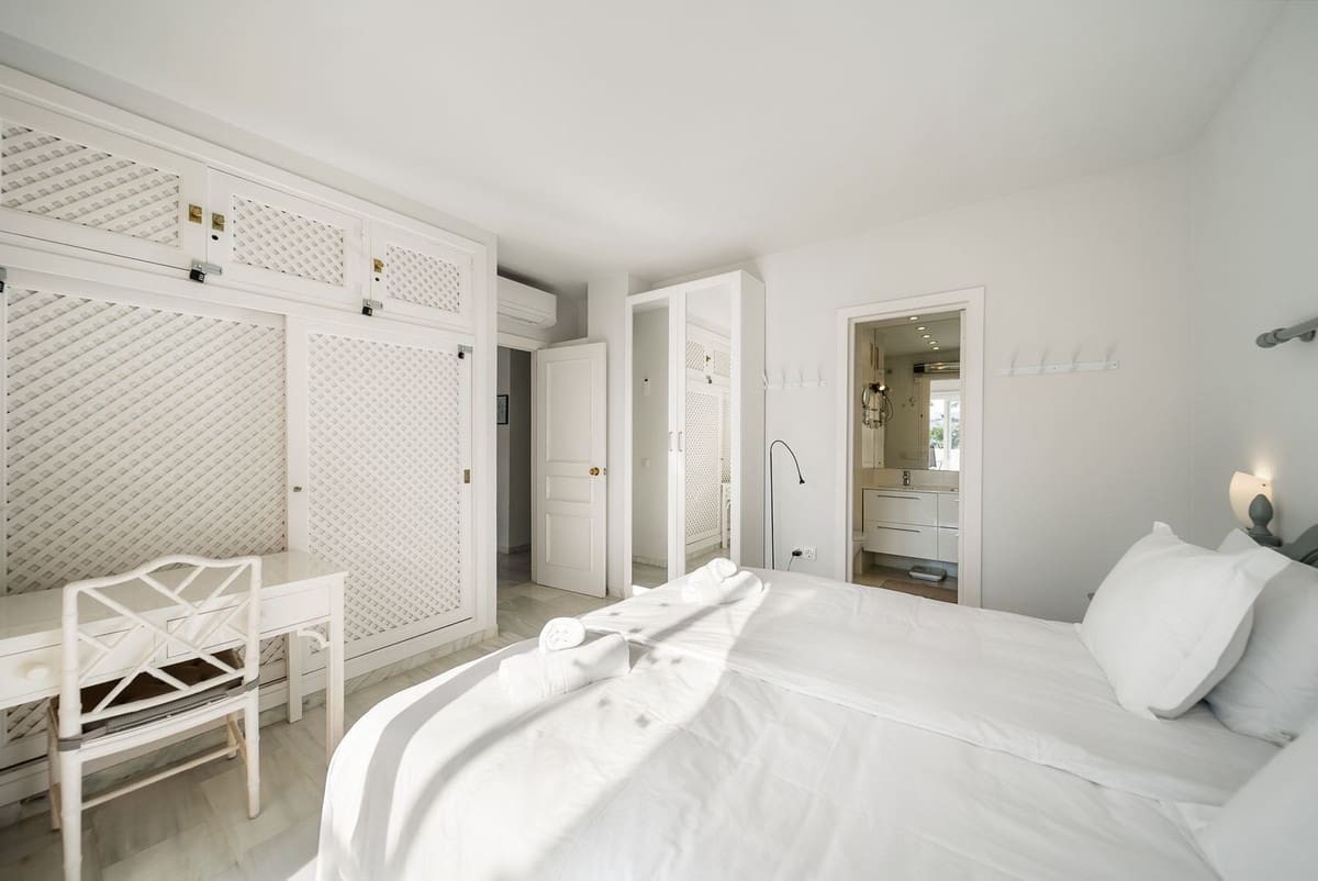 2 bedroom Apartment for sale in Calahonda with pool - € 380,000 (Ref: 9713604)