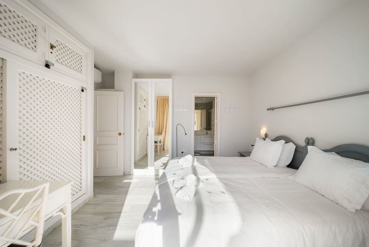 2 bedroom Apartment for sale in Calahonda with pool - € 380,000 (Ref: 9713604)