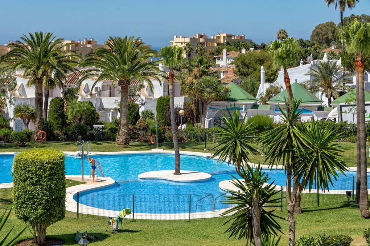 2 bedroom Apartment for sale in Calahonda with pool - € 380,000 (Ref: 9713604)