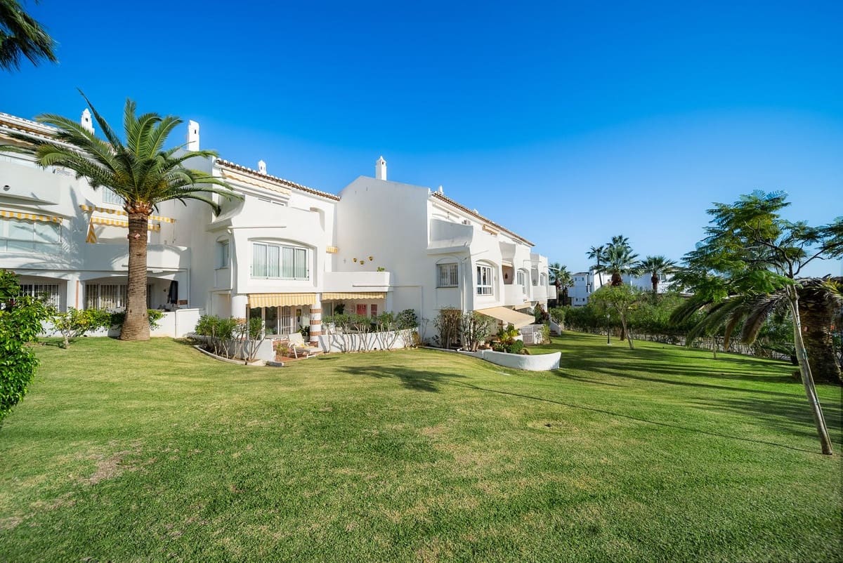 2 bedroom Apartment for sale in Calahonda with pool - € 380,000 (Ref: 9713604)