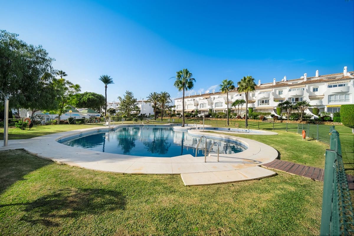 2 bedroom Apartment for sale in Calahonda with pool - € 380,000 (Ref: 9713604)