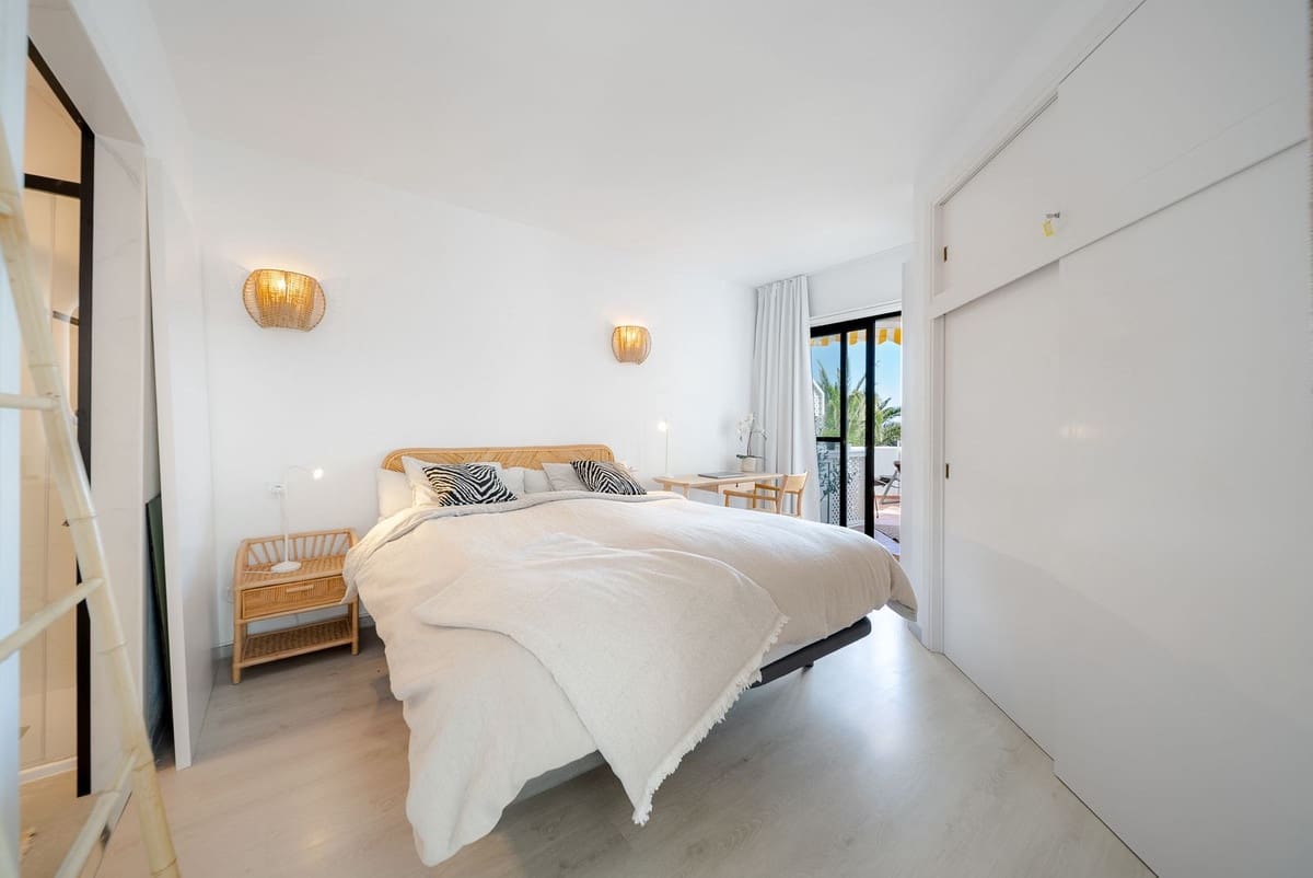 2 bedroom Apartment for sale in Calahonda with pool - € 425,000 (Ref: 9714031)