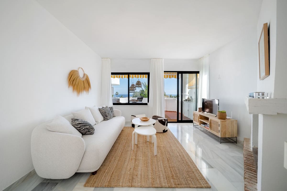 2 bedroom Apartment for sale in Calahonda with pool - € 425,000 (Ref: 9714031)