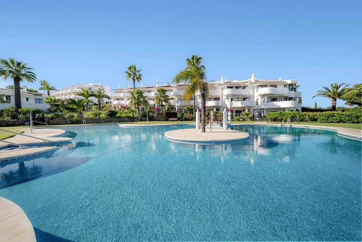 2 bedroom Apartment for sale in Calahonda with pool - € 425,000 (Ref: 9714031)