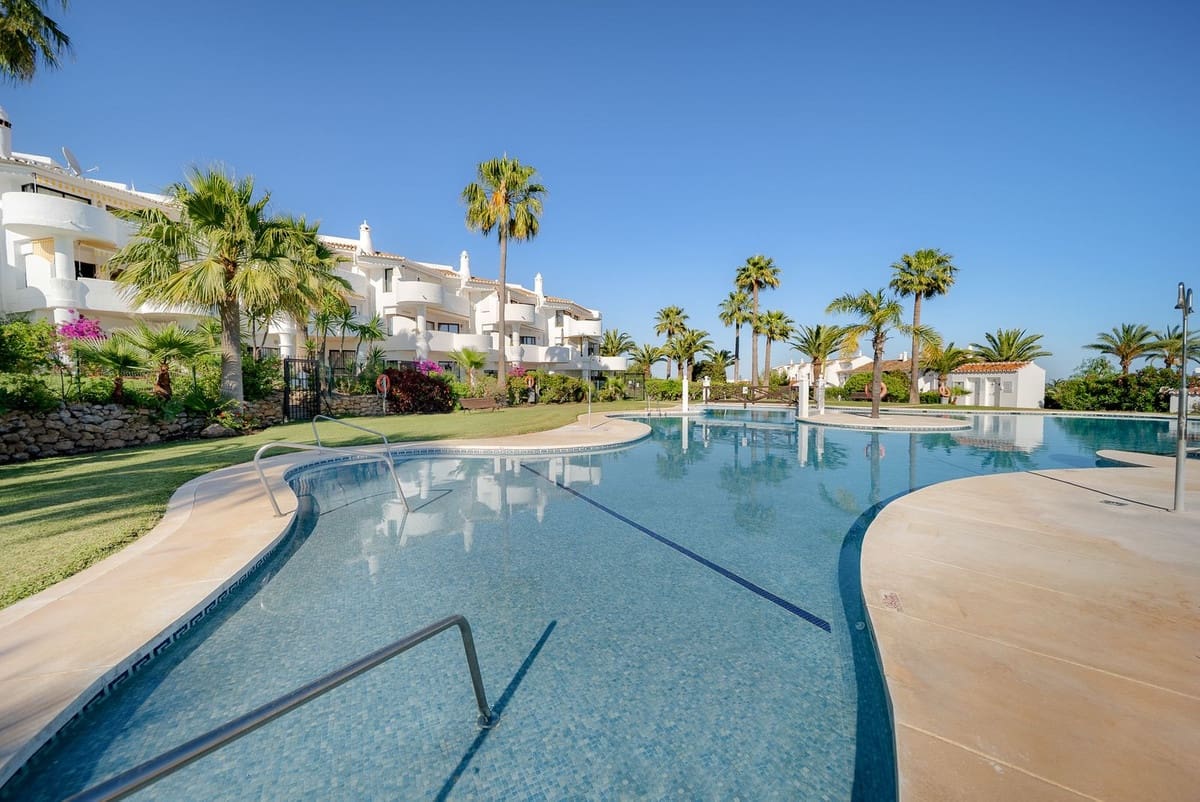 2 bedroom Apartment for sale in Calahonda with pool - € 425,000 (Ref: 9714031)