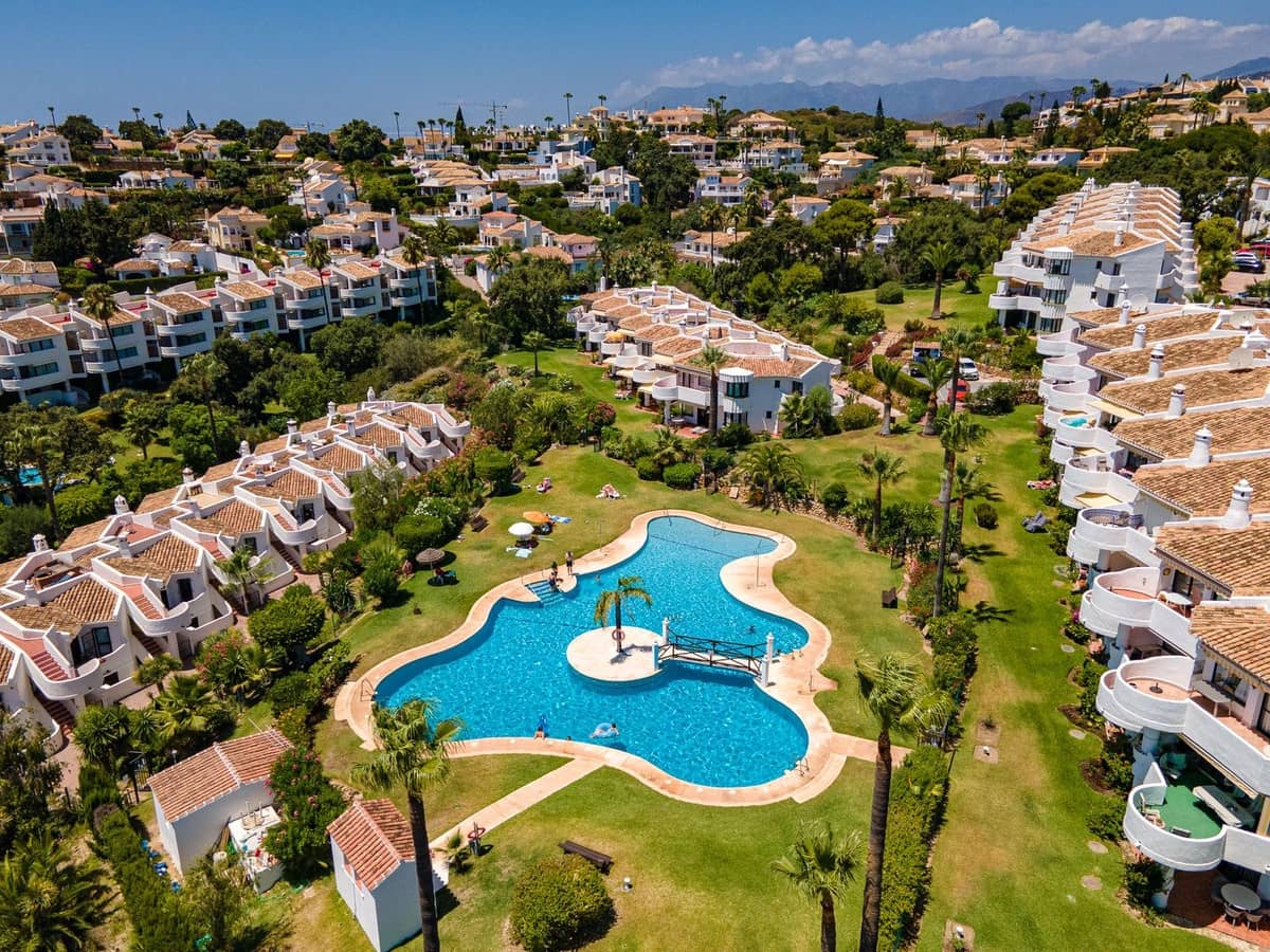 2 bedroom Apartment for sale in Calahonda with pool - € 425,000 (Ref: 9714031)