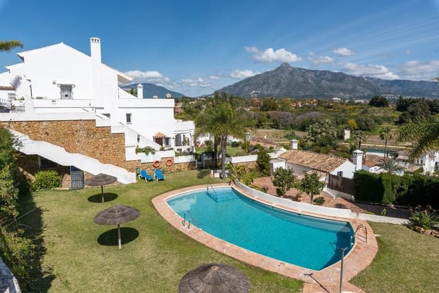 4 bedroom Townhouse for sale in Puerto Banus, Marbella with pool garage - € 1,145,000 (Ref: 9716706)
