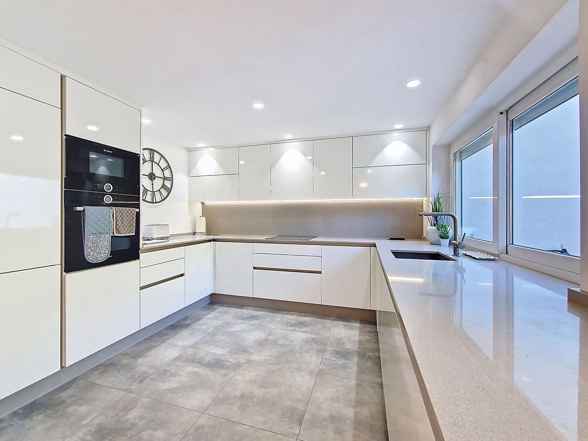 3 sypialnia Dom na sprzedaż w La Duquesa / Puerto de la Duquesa z basenem garażem - 510 000 € (Ref: 9723582)