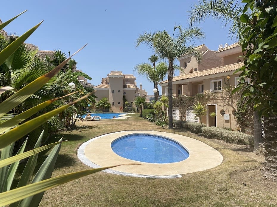 4 sypialnia Dom na sprzedaż w La Duquesa / Puerto de la Duquesa z basenem garażem - 495 000 € (Ref: 9723583)