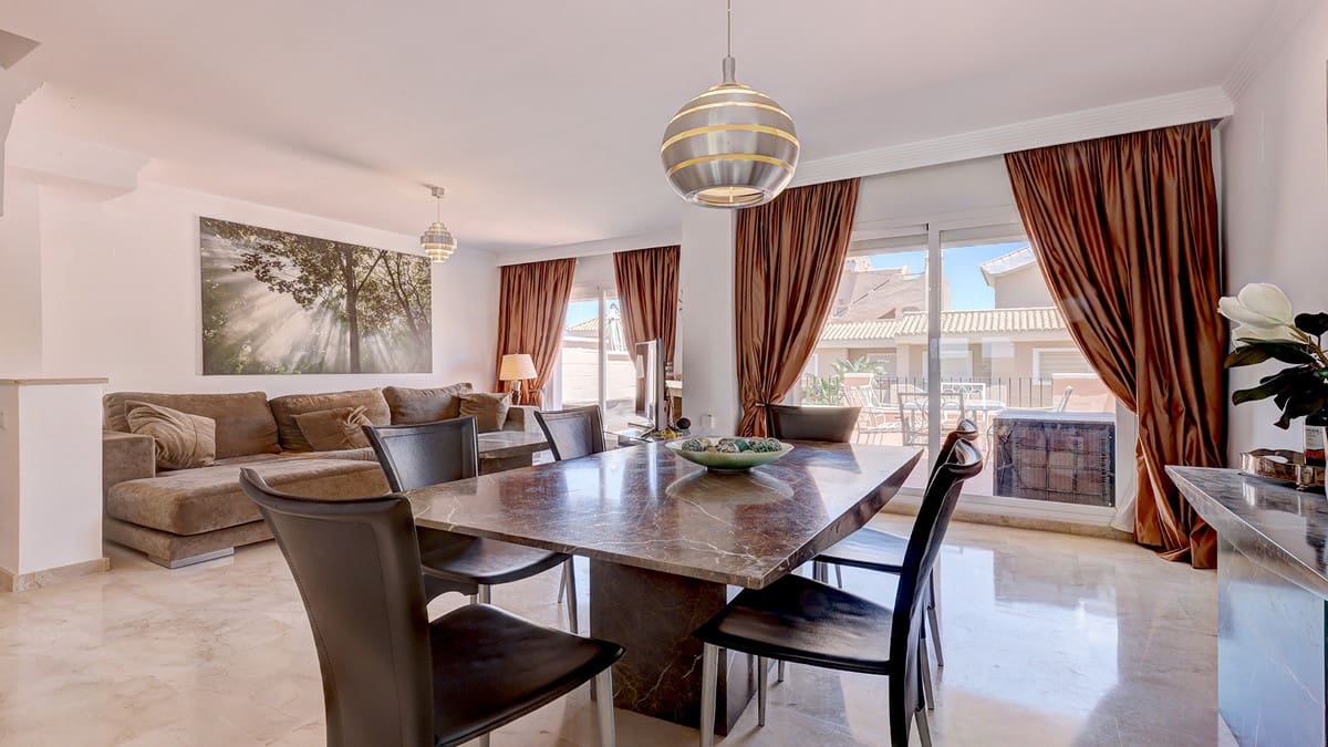 4 sypialnia Dom na sprzedaż w La Duquesa / Puerto de la Duquesa z basenem garażem - 495 000 € (Ref: 9723583)