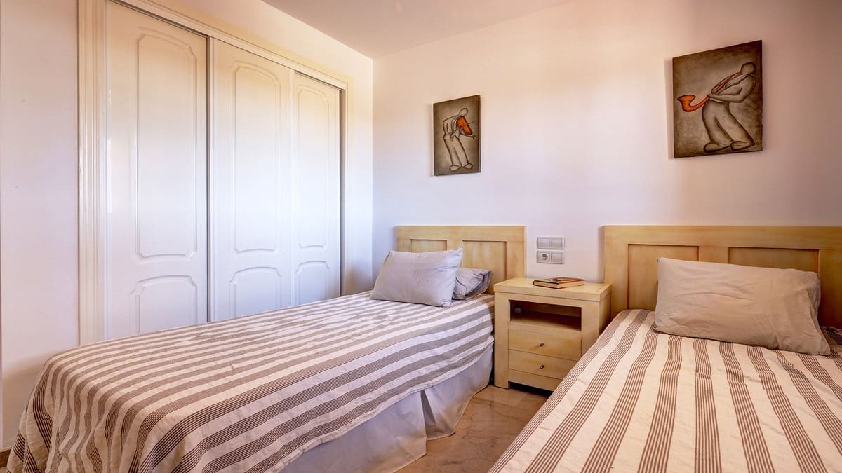 4 sypialnia Dom na sprzedaż w La Duquesa / Puerto de la Duquesa z basenem garażem - 495 000 € (Ref: 9723583)