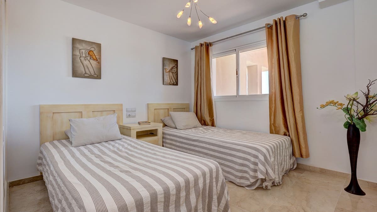 4 sypialnia Dom na sprzedaż w La Duquesa / Puerto de la Duquesa z basenem garażem - 495 000 € (Ref: 9723583)