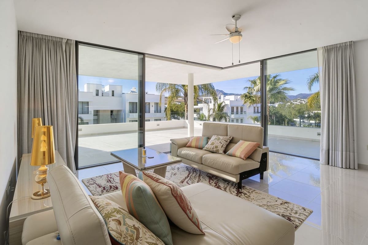 3 bedroom Apartment for sale in Estepona with pool garage - € 850,000 (Ref: 9727446)