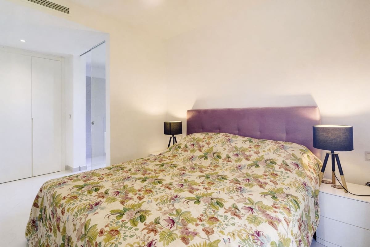 3 bedroom Apartment for sale in Estepona with pool garage - € 850,000 (Ref: 9727446)