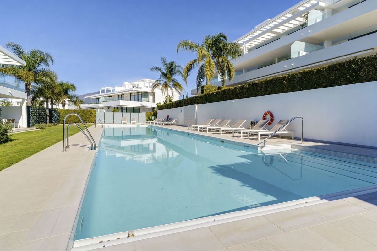 3 bedroom Apartment for sale in Estepona with pool garage - € 850,000 (Ref: 9727446)