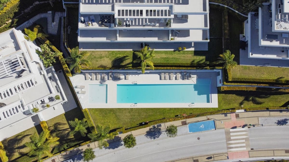3 bedroom Apartment for sale in Estepona with pool garage - € 850,000 (Ref: 9727446)